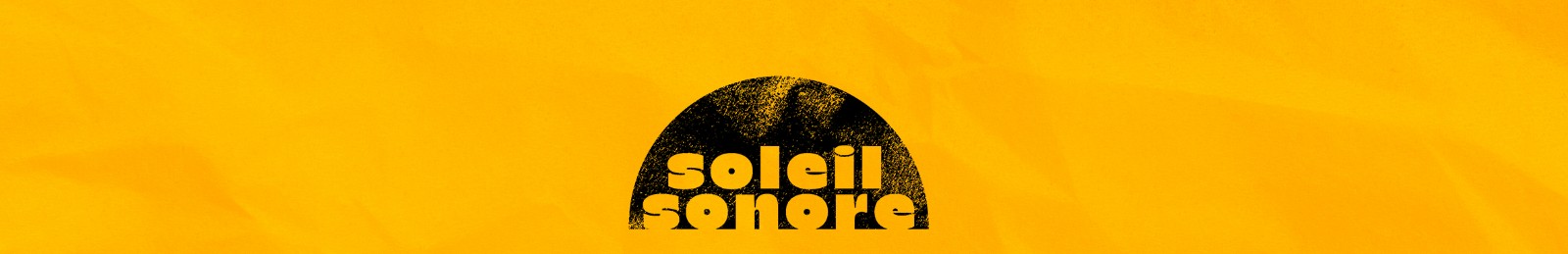 Bannière Soleil sonore : le logo noir sur un papier jaune froissé